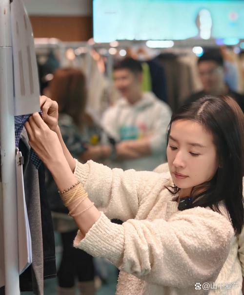 小红书头部买手董洁直播带货风格_小红书涨粉百万账号 2023年趋势分析_小红书涨粉平台